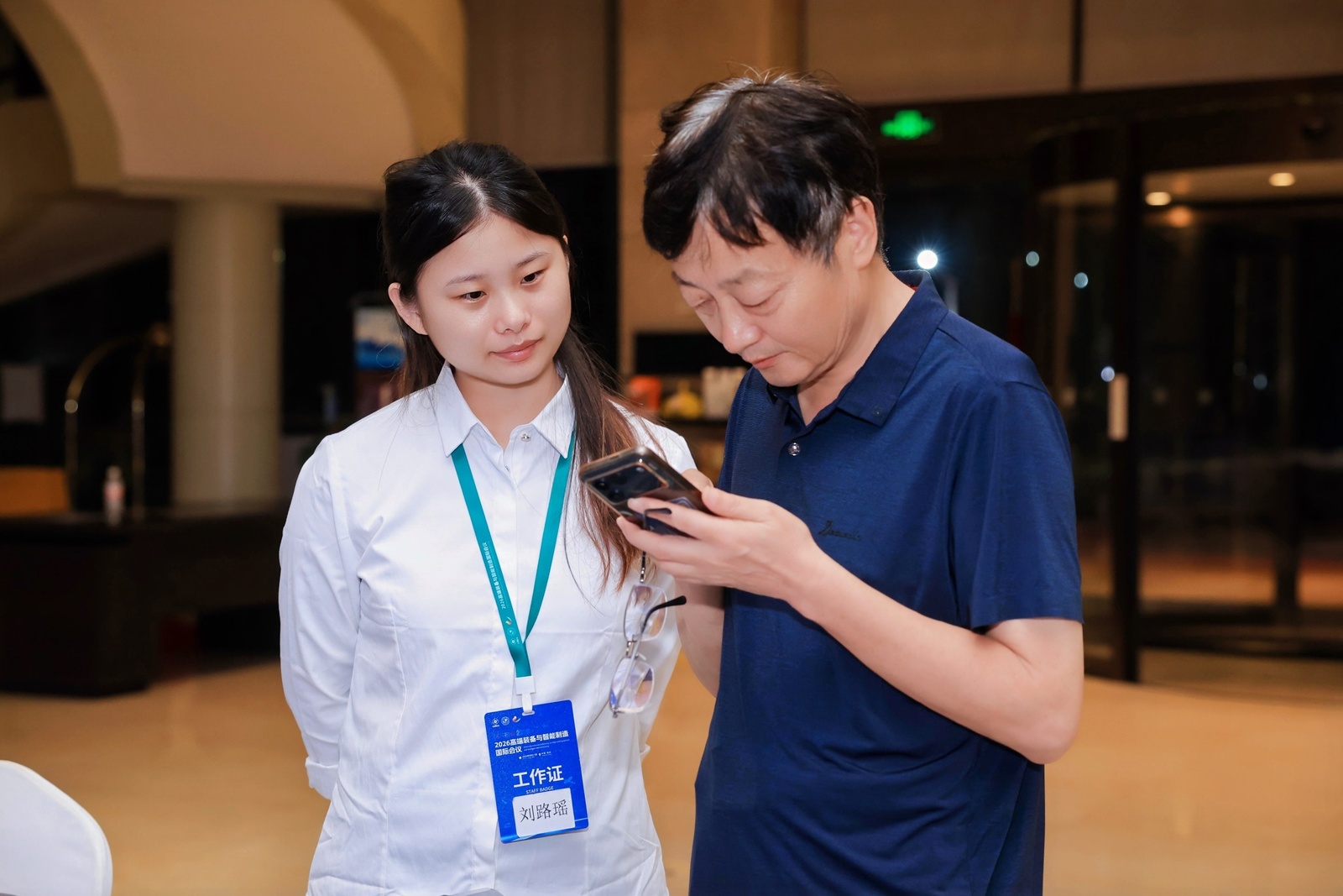 会务人员引导参会嘉宾注册签到